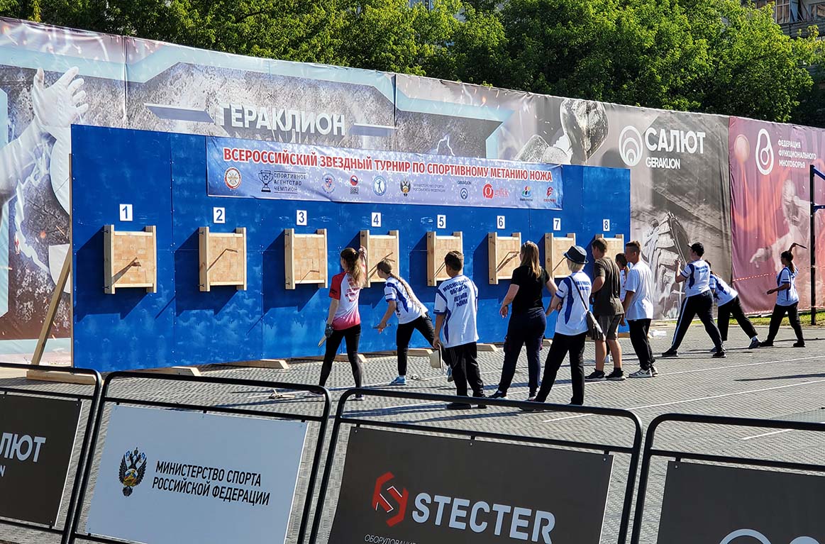 Стена со стендами для метания ножей, L=12,2 метра (8 стендов)